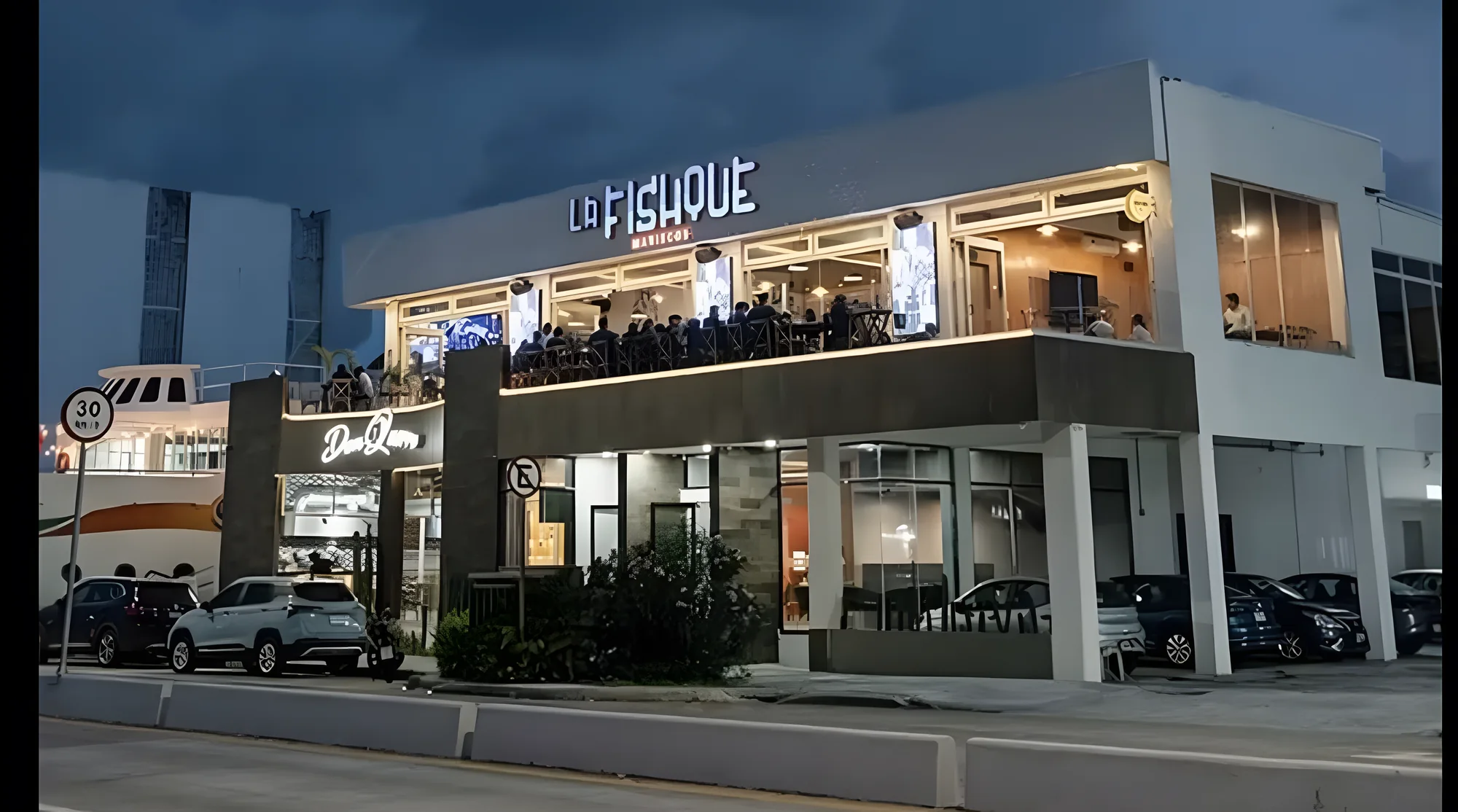 Fachada de La Fishque Mariscos de noche