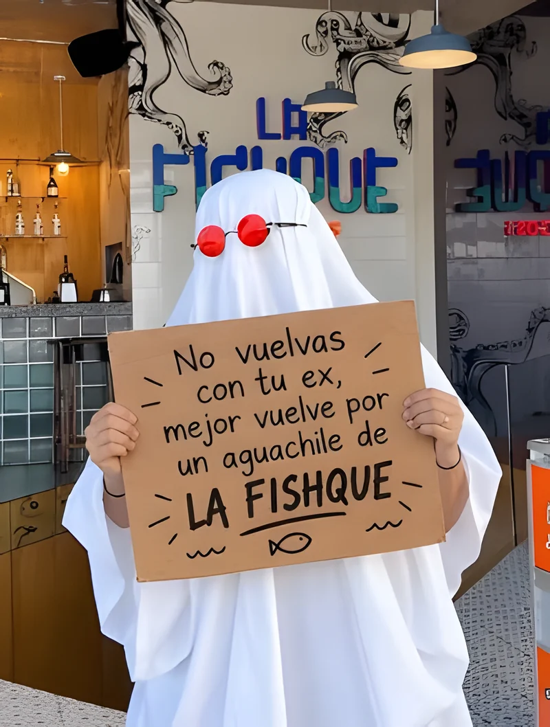 Fantasma con letrero: no vuelvas con tu ex, mejor vuelve por un aguachile de La Fishque