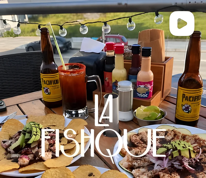 Mesa con chelas, salsas y platillos